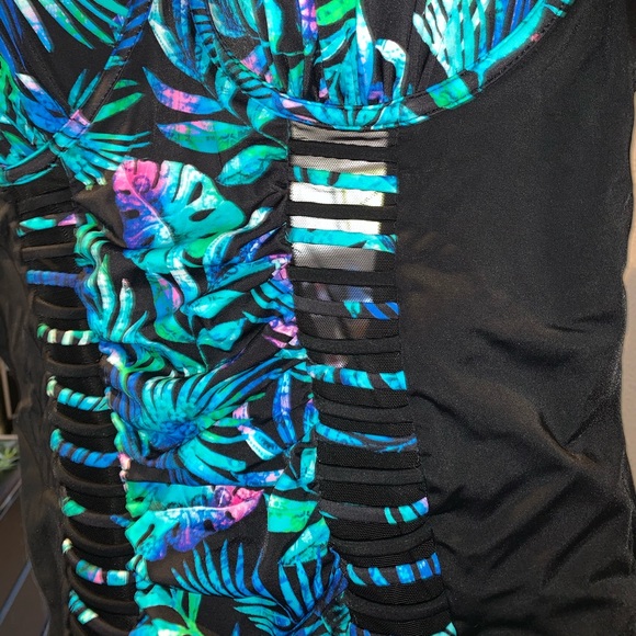 Plus size one piece swimsuit - Picture 3 of 9